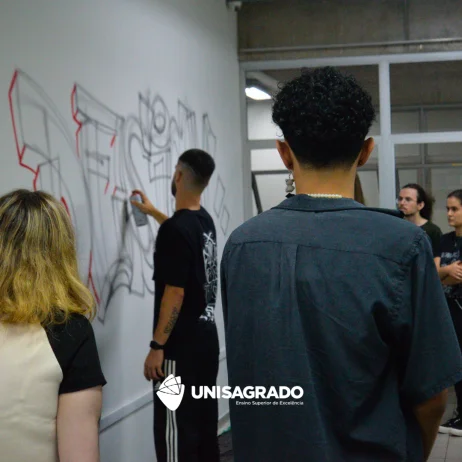 Egresso de Design conduz workshop de grafite e transforma sala de aula em mural criativo no UNISAGRADO